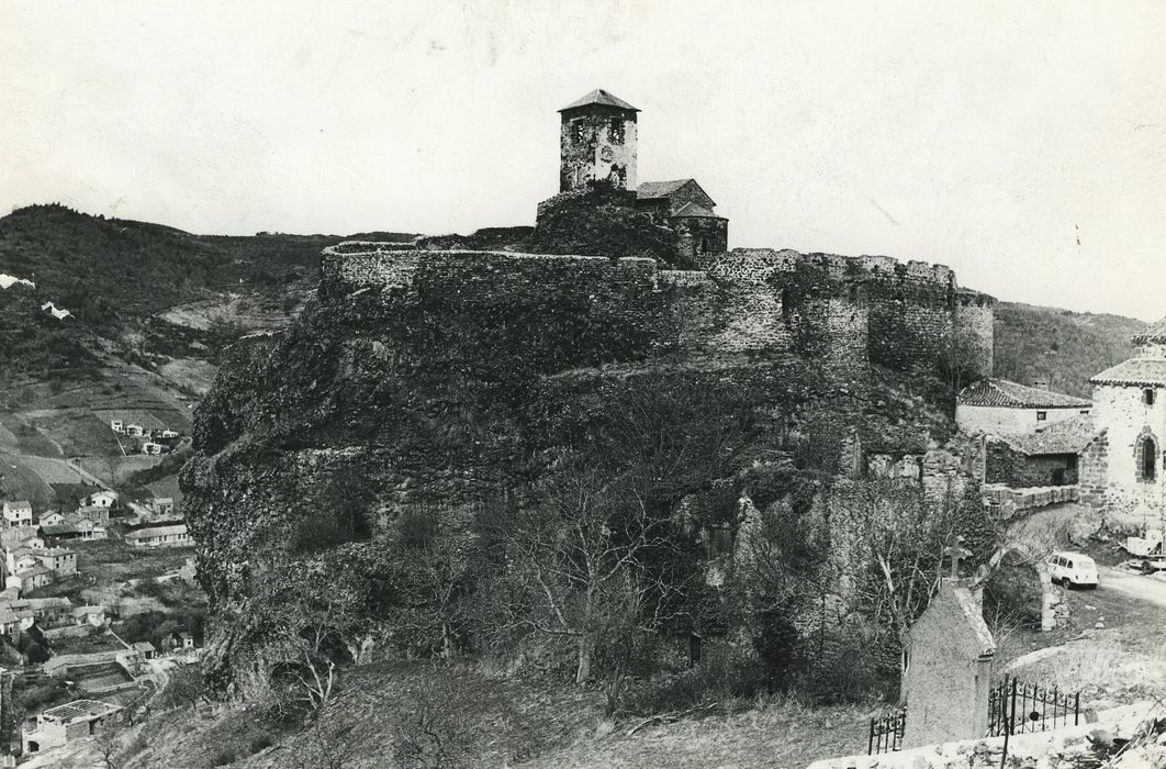 Château et sa chapelle : Vue générale du site depuis le Sud-Est