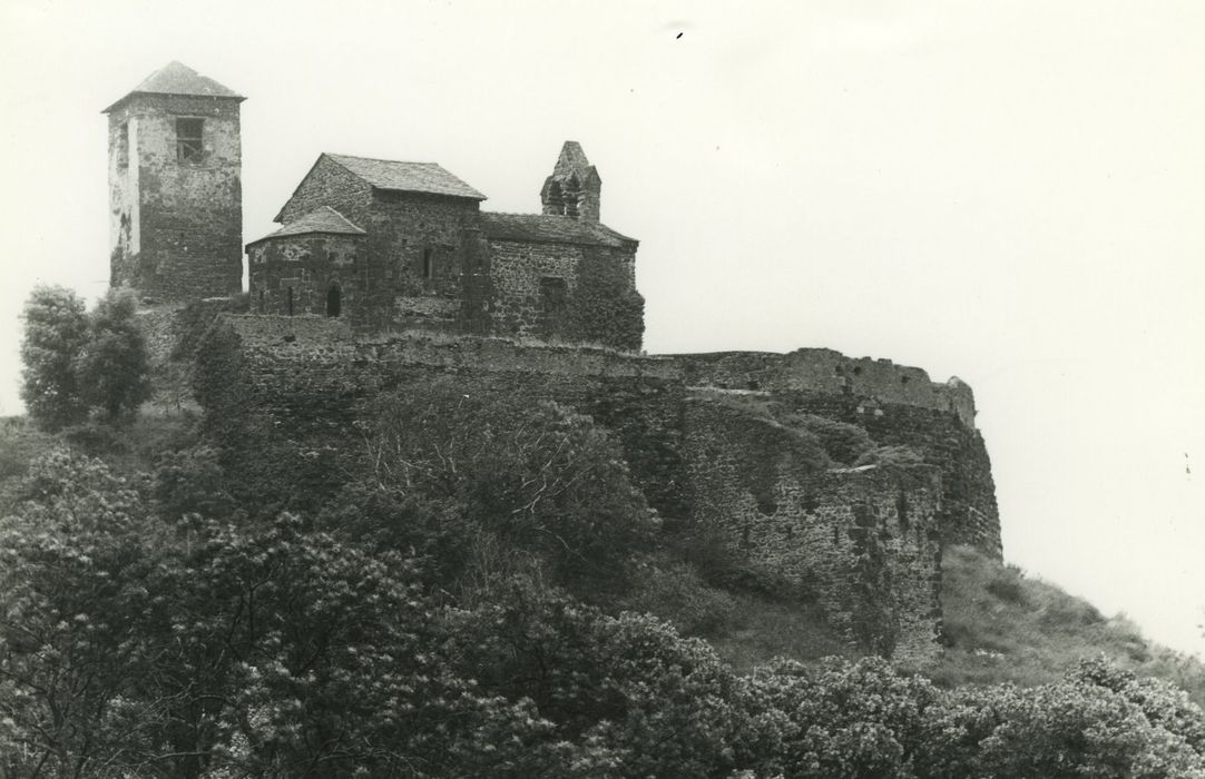 Château et sa chapelle : Vue générale du site depuis le Nord