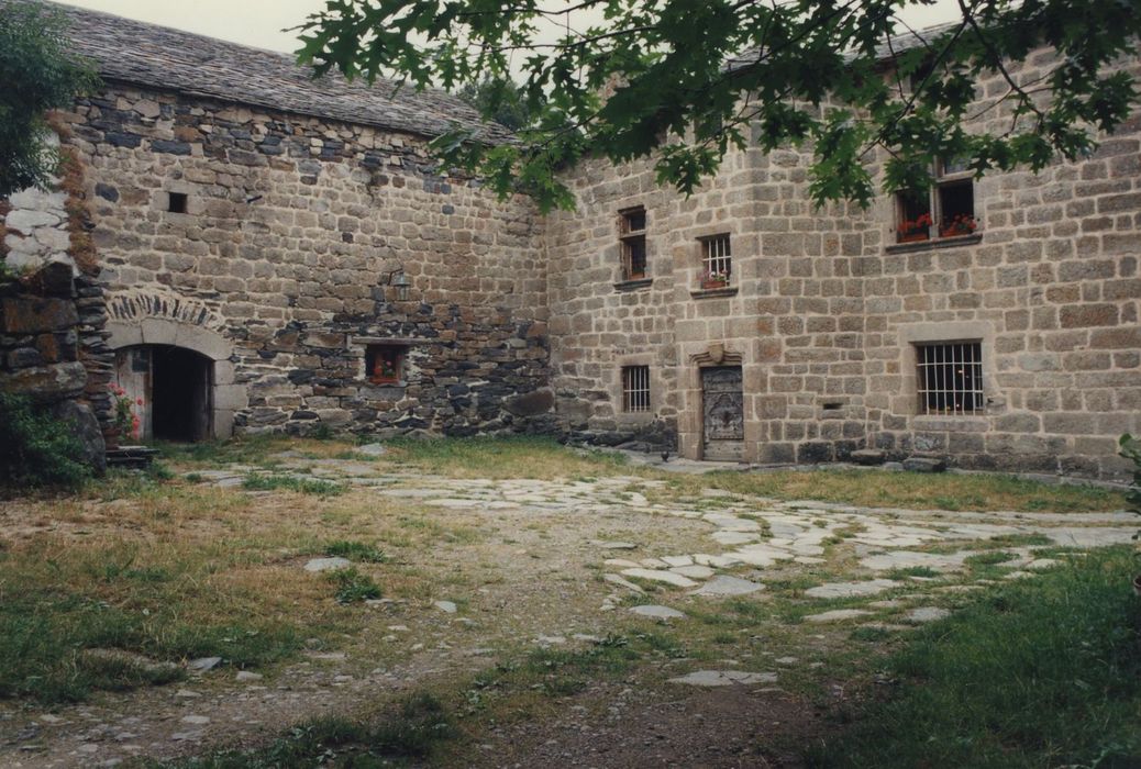 Château des Changheas : Cour d’honneur, ensemble sud-est, vue partielle