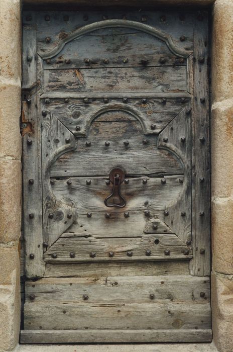 Château des Changheas : Façade sud, porte d’accès, détail du vantail