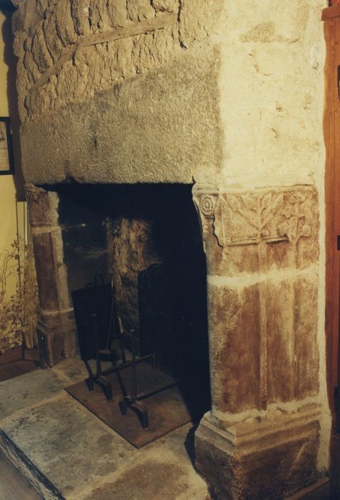 Château des Changheas : 1er étage, chambre, détail d’une cheminée