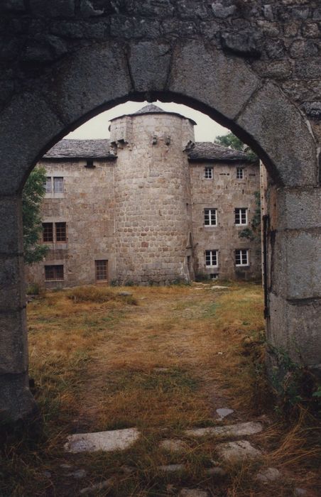 Château de Salcrupt : Portail, façade sud, vue partielle