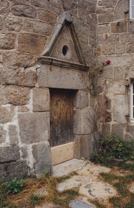 Château de Salcrupt : Façade sud, tourelle d’escalier, porte d’accès, vue générale