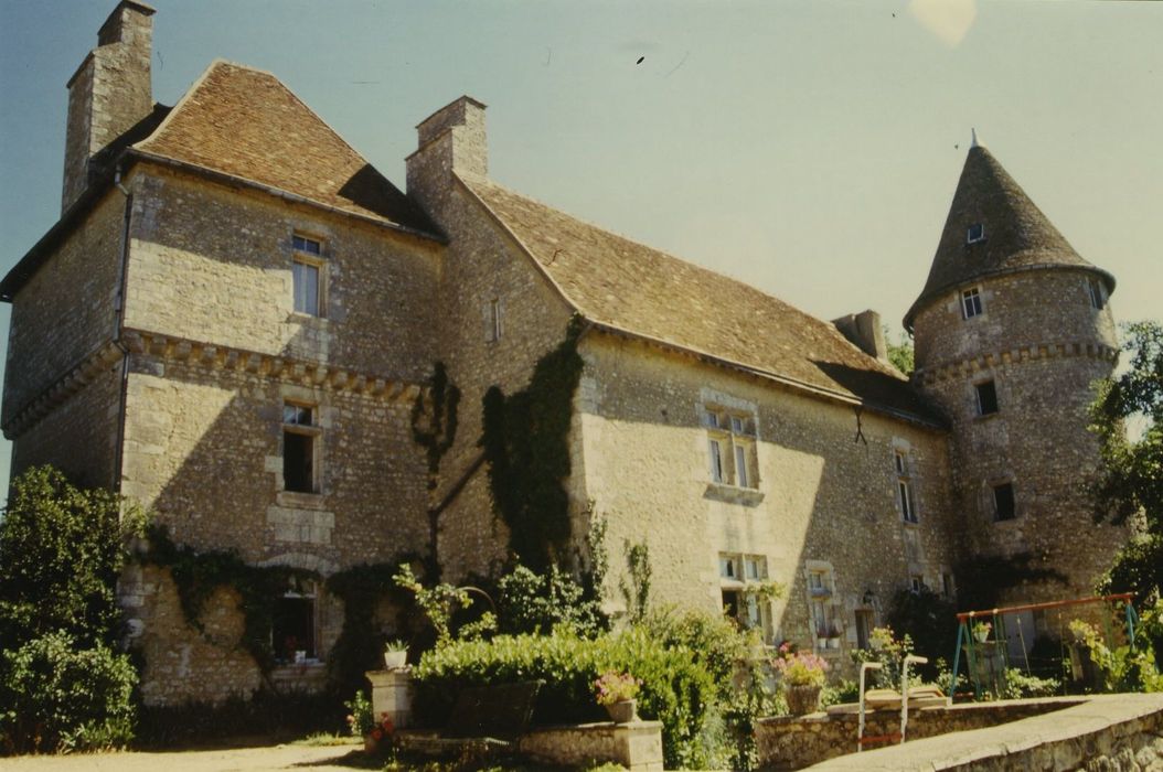 Château de Monteneaux : Ensemble sud, vue générale