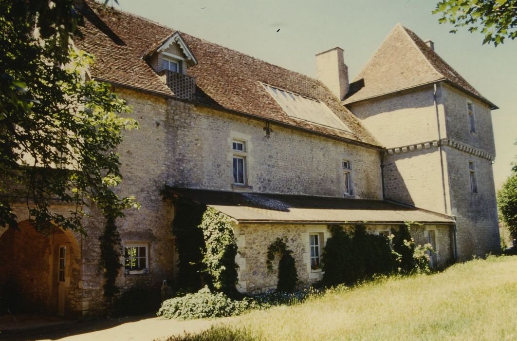 Château de Monteneaux : Ensemble nord, vue générale