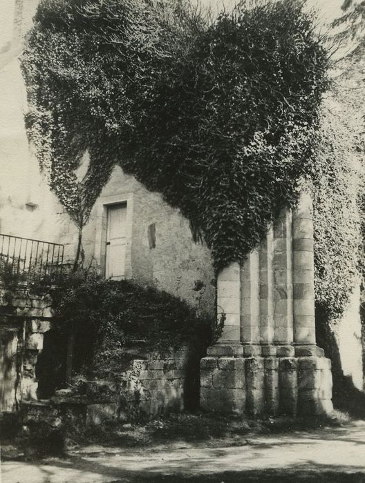 Abbaye de Loudieu : Pile nord-est de la croisée de l’église abbatiale, vue partielle 