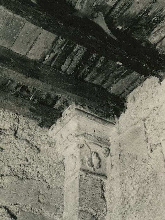 Abbaye de Loudieu : Chapelle du croisillon nord, détail d’un chapiteau sculpté