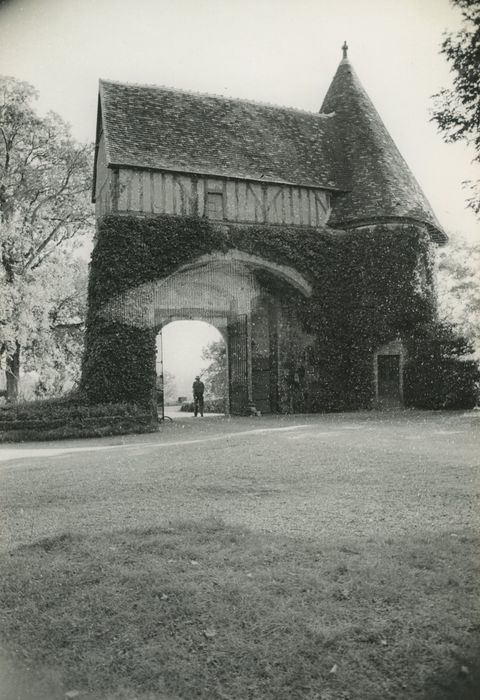 Château : Poterne, élévation nord, vue générale