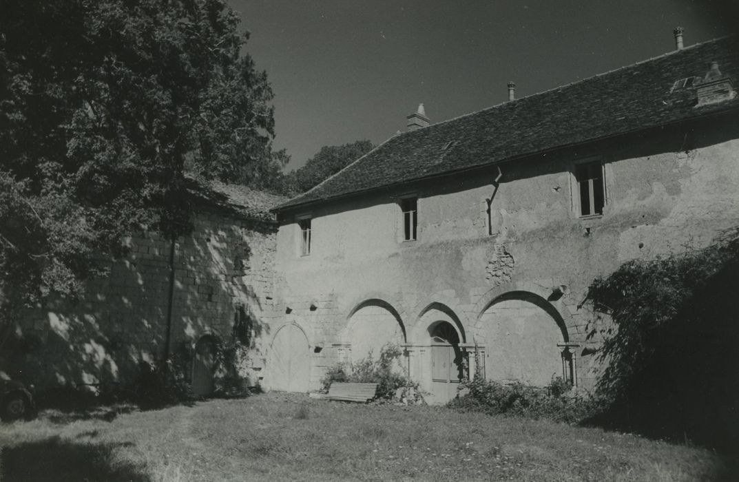 Ancien prieuré de Puychevrier : Salle capitulaire, façade ouest, vue générale