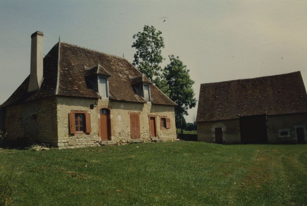 Maison de maître et moulin d'Archy : Maison du meunier et grange, vue générale