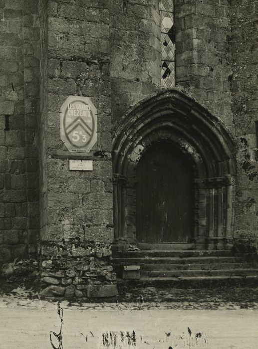 Eglise Saint-Pierre : Portail occidentale, vue générale