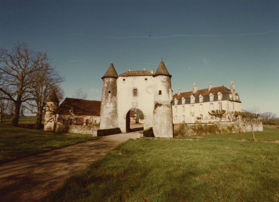 Château de Breuil-Yvain : Porterie, élévation est, vue générale