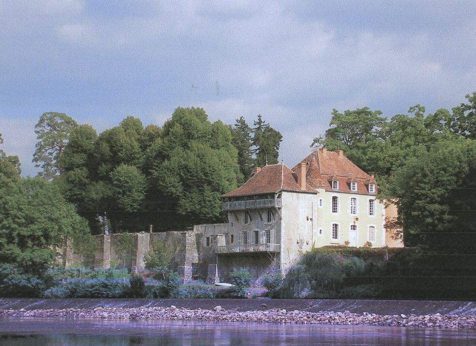 Prieuré Notre-Dame de Longefont : Aile nord des bâtiments claustraux avec la maison dite du prieur et la maison de l’aumônier, vue générale