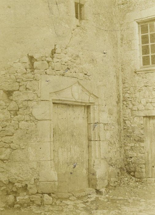 Ancienne commanderie : Porte d’accès à la tour d’escalier, vuegénérale