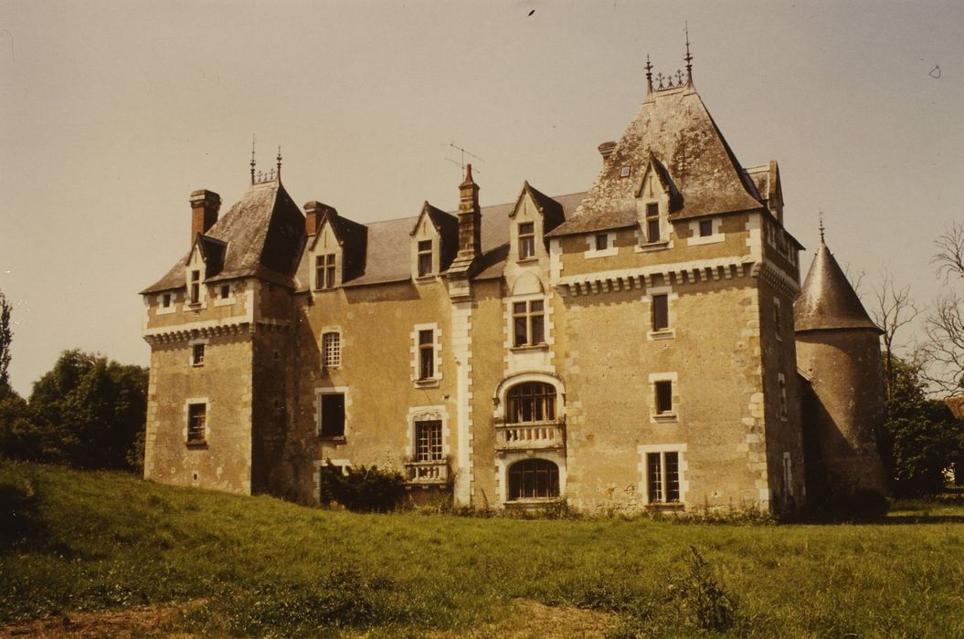 Château de la Garde-Giron : Façade est, vue générale