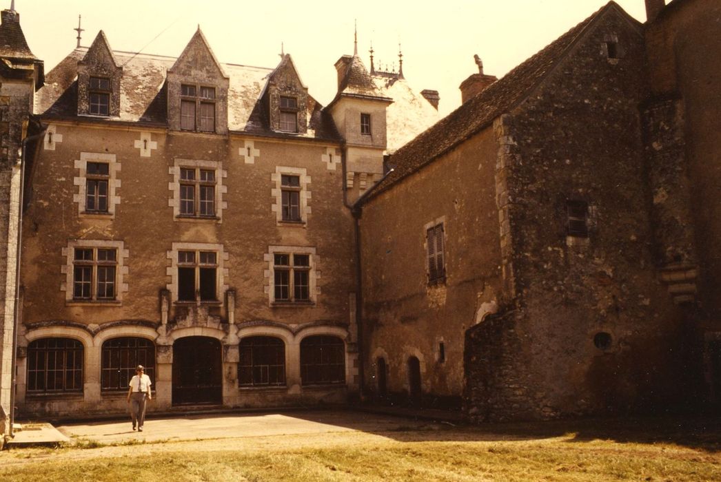 Château de la Garde-Giron : Façade ouest sur cour, vue générale