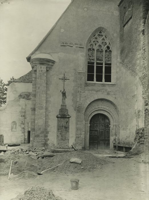 Eglise du prieuré Saint-Denis : Façade occidentale, vue partielle