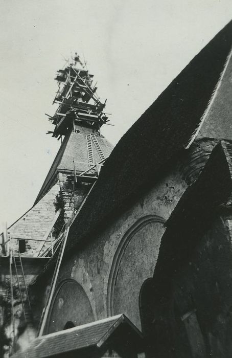 Eglise du prieuré Saint-Denis : Clocher, vue partielle