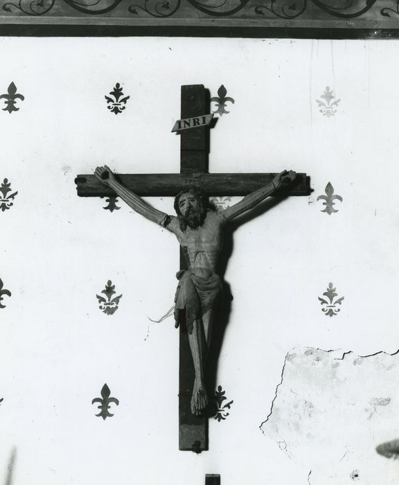 statue : Christ en croix