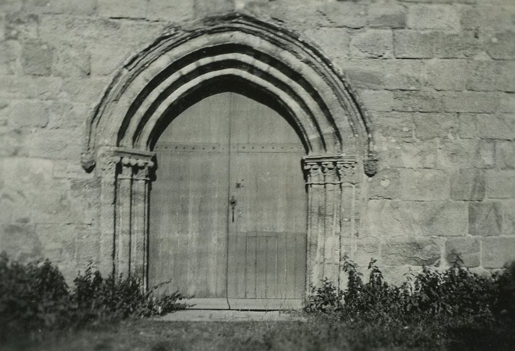 Eglise Saint-Martin : Portail ouest, vue générale