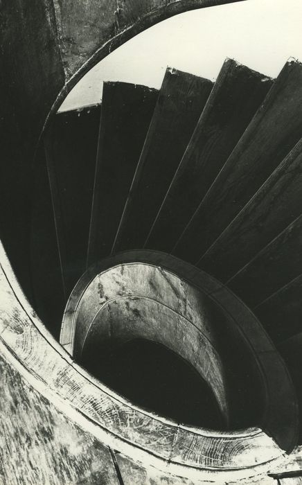 Château du Courbat : Escalier en bois, vue partielle