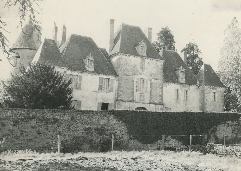 Château du Châtelier : Aile du 17e siècle, ensemble est, vue générale