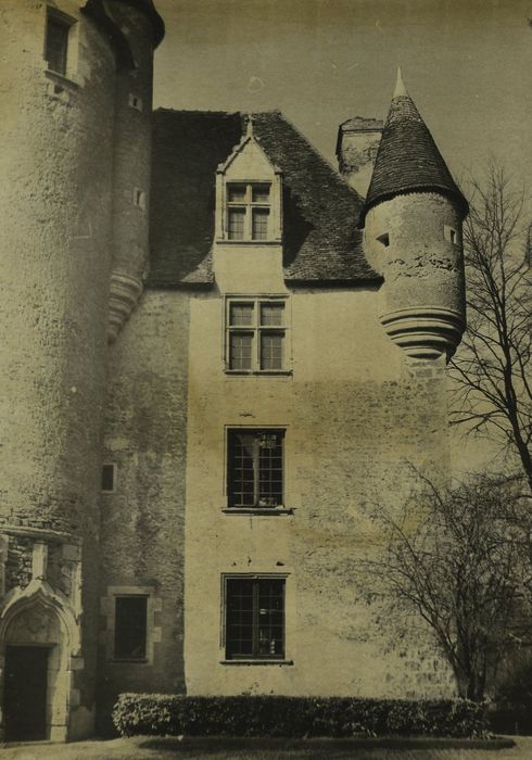 Château du Châtelier : Façade sur cour, aile droite, vue générale