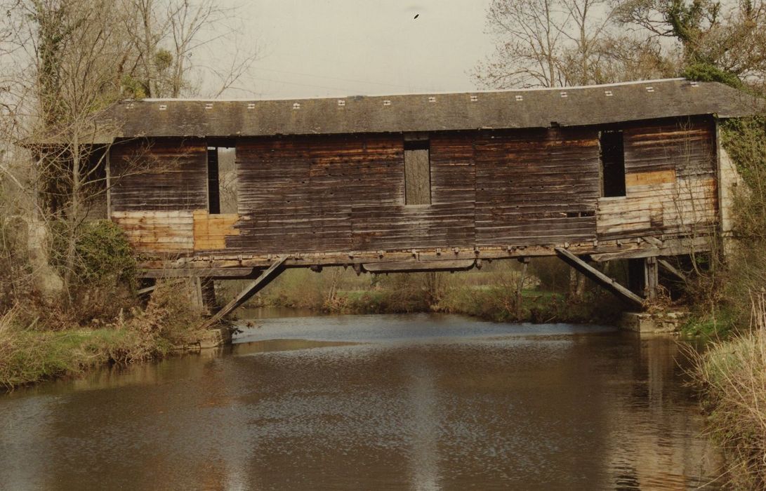 Pont couvert en bois : Façade sud en amont, vue générale