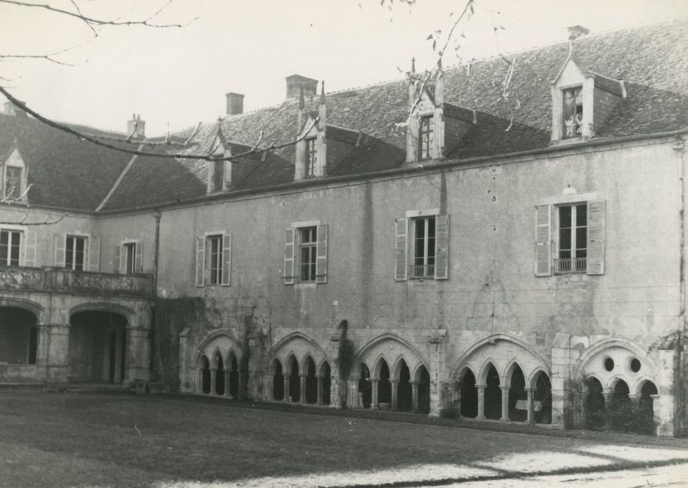 Ancienne abbaye de la Prée : Aile ouest, façade est, vue générale