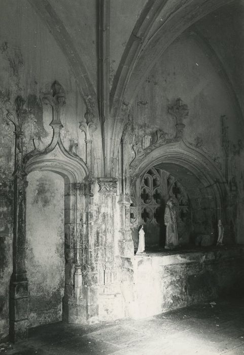 Ancienne église Saint-Pierre et Saint-Paul de Beauché et la chapelle Sainte-Catherine attenante : Chapelle des Crevant, mur nord, vue partielle