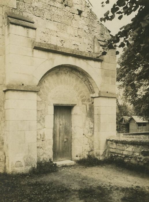 Eglise Saint-Pierre : Portail latérale droit de la façade occidentale, vue générale