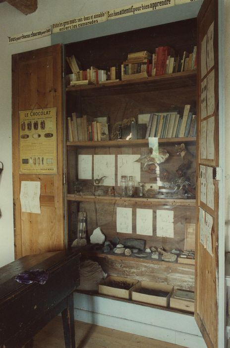 Ecole de Signalauze : Salle de classe, détail de la mise en scène des objets