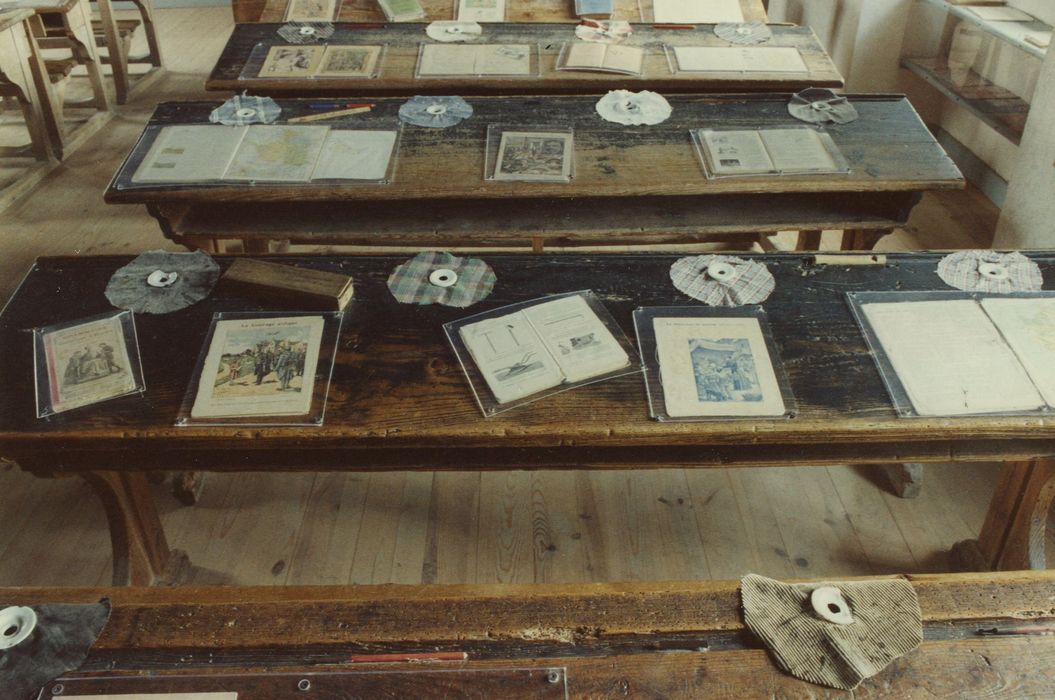 Ecole de Signalauze : Salle de classe, détail de la mise en scène des objets