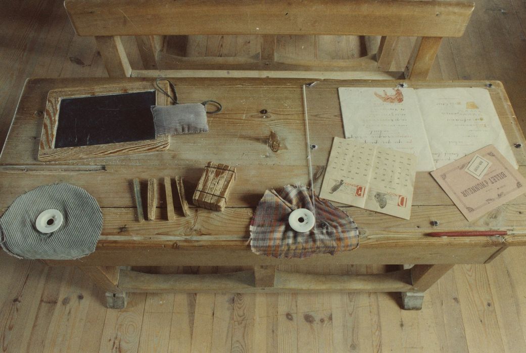 Ecole de Signalauze : Salle de classe, détail de la mise en scène des objets