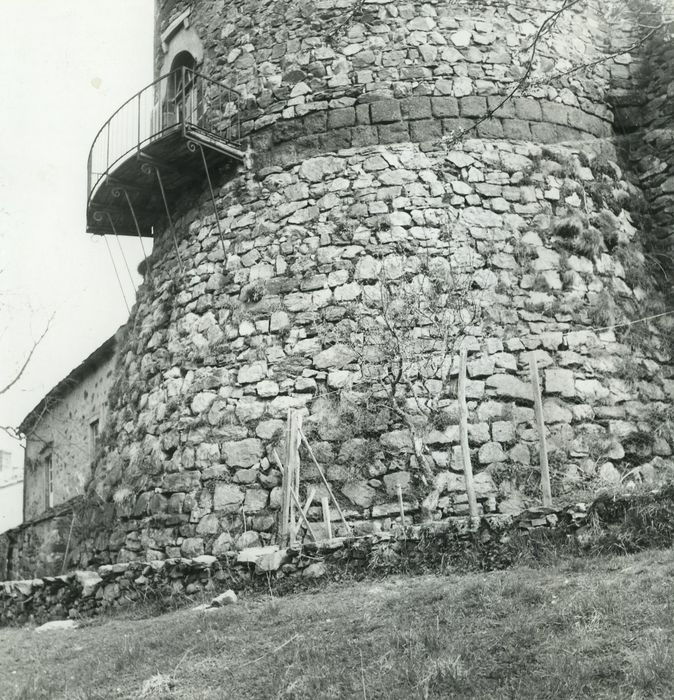 Château fort : Donjon, vue partielle des maçonneries