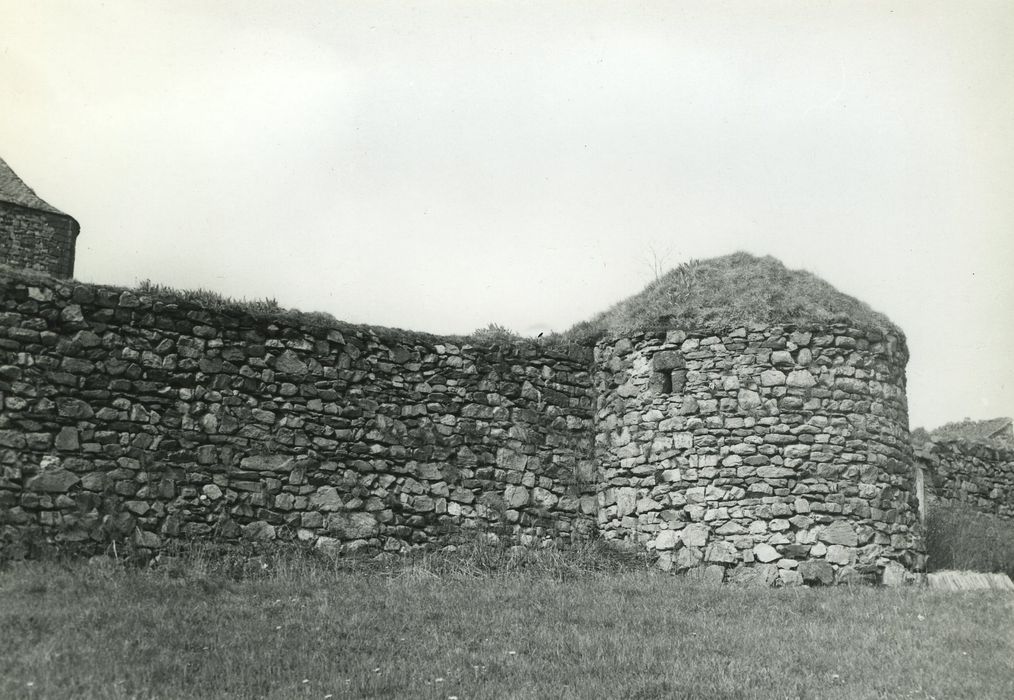 Château fort : Enceinte, tour nord-est, vue générale