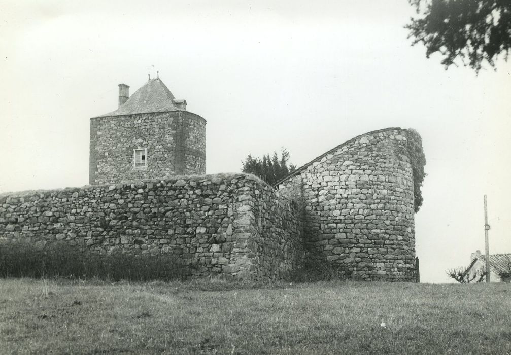 Château fort : Enceinte, tour nord-ouest, vue générale