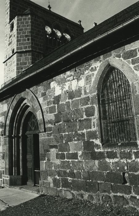 Eglise Sainte-Anastasie : Portail sud, vue générale