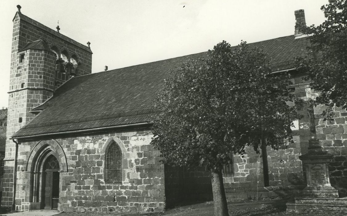 Eglise Sainte-Anastasie : Façade latérale sud, vue partielle