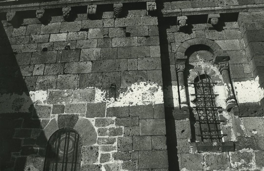 Eglise Sainte-Anastasie : Façade latérale sud, détail des maçonneries