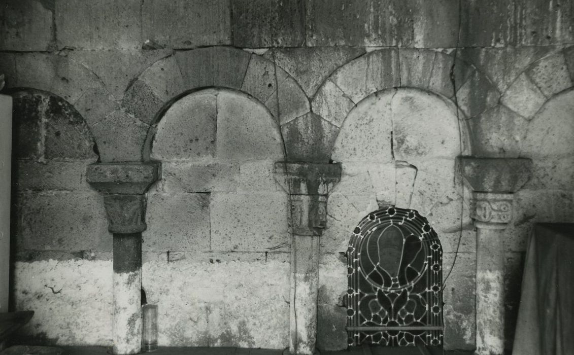 Eglise Sainte-Anastasie : Chevet, détail des arcatures (1er étage de la sacristie)