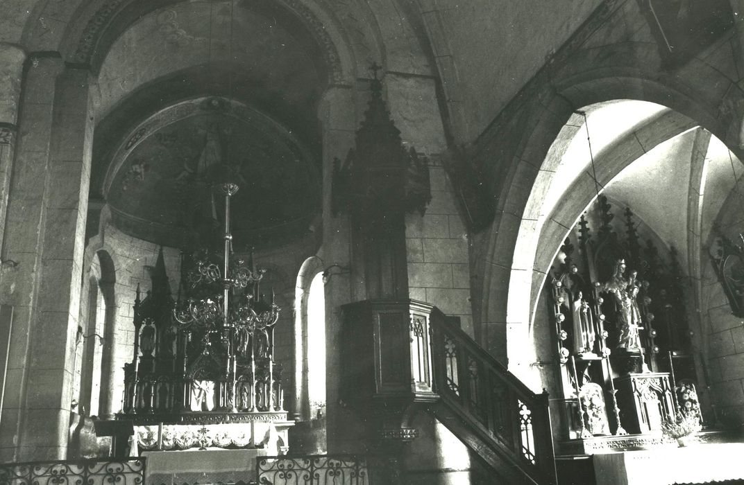 Eglise Sainte-Anastasie : Choeur et chapelle latérale sud, vue générale