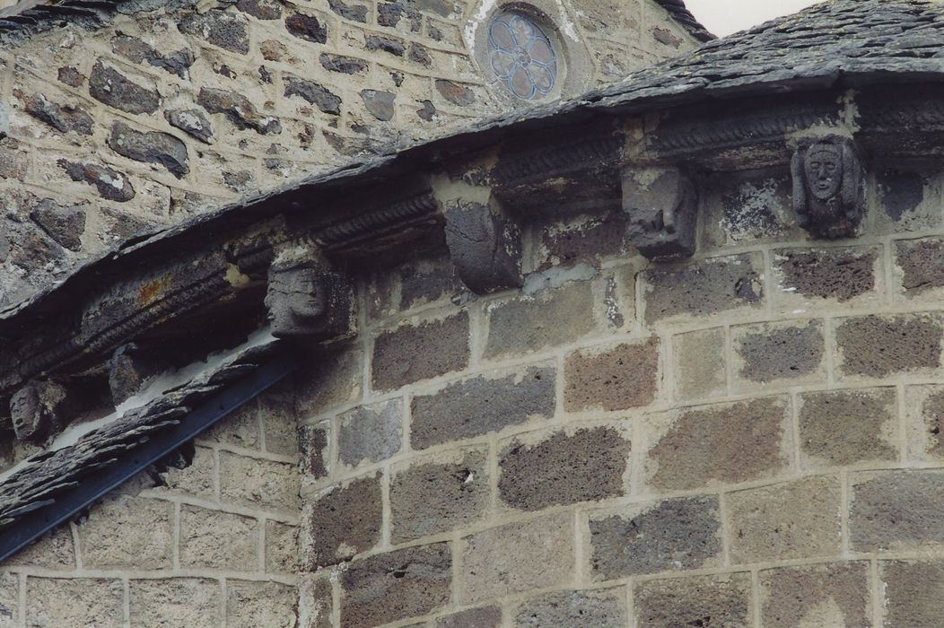 Eglise Saint-Bonnet : Chevet, détail des modillons sculptés