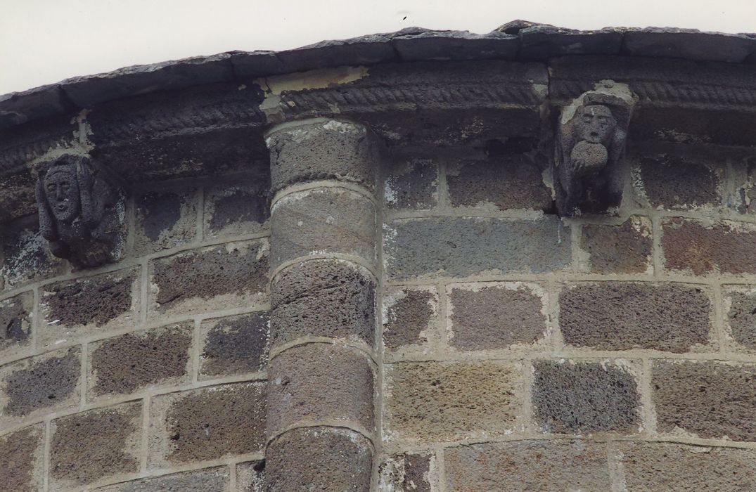 Eglise Saint-Bonnet : Chevet, détail des modillons sculptés