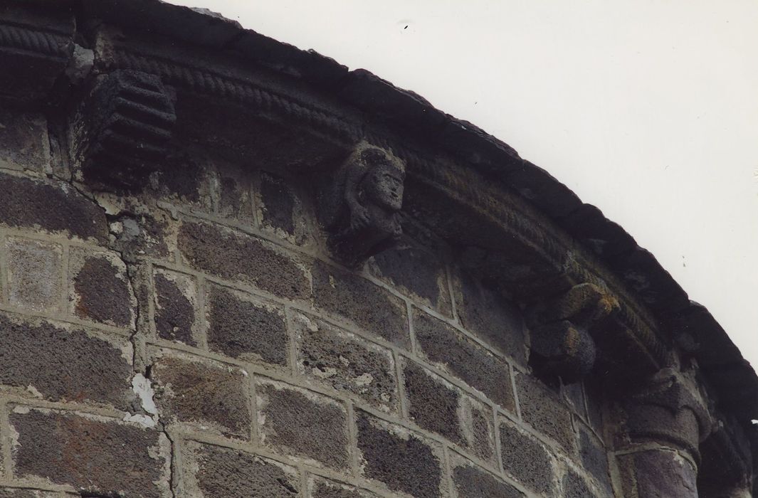 Eglise Saint-Bonnet : Chevet, détail des modillons sculptés