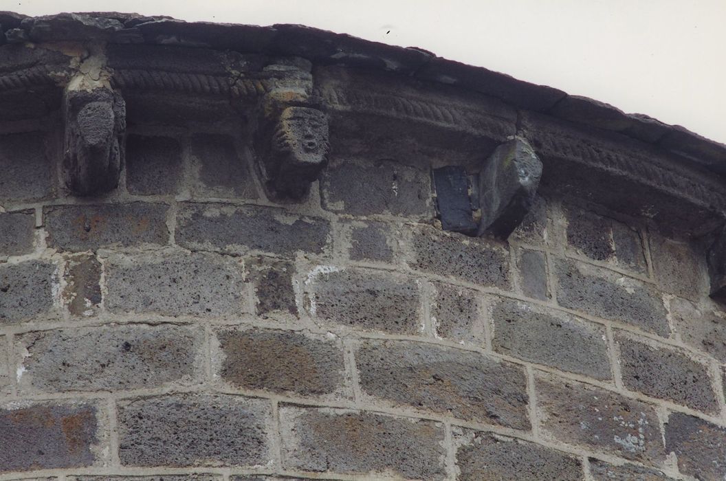 Eglise Saint-Bonnet : Chevet, détail des modillons sculptés