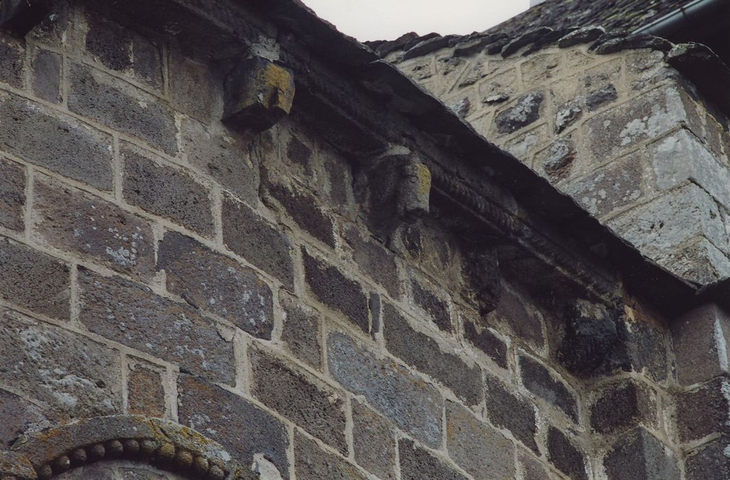 Eglise Saint-Bonnet : Chevet, détail des modillons sculptés