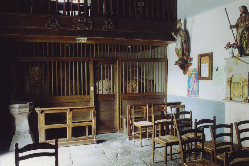 Eglise Saint-Bonnet : Nef, salle de présentation des vêtements liturgiques, vue partielle