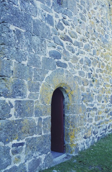 Château fort de Leybros : Façade ouest, détail de la porte d’accès