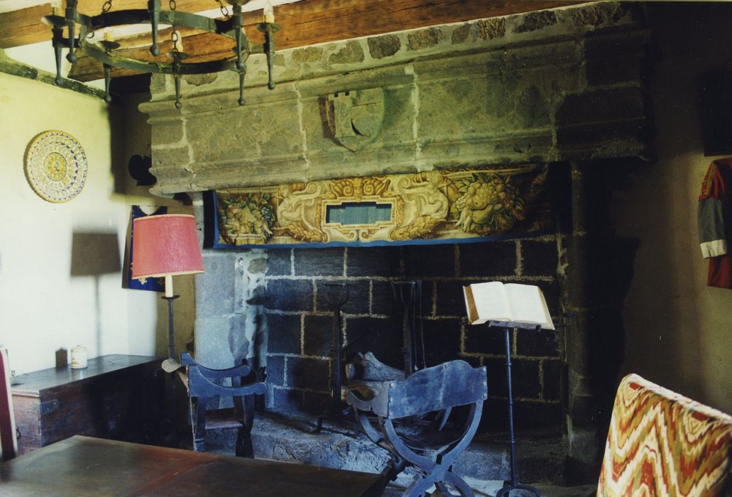 Château fort de Leybros : Chambre du 1er étage, cheminée monumentale, vue générale